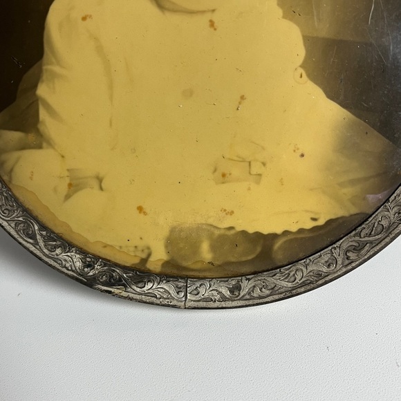 Antique Tintype Victorian Baby Photo in Ornate Round Picture Frame - Picture 11 of 14